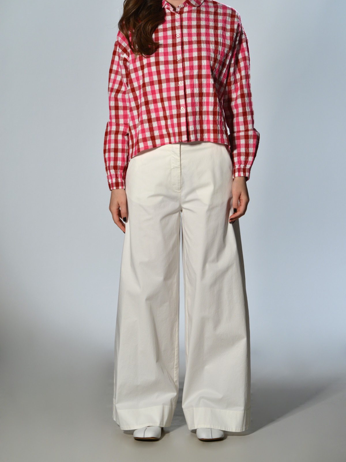 Pantaloni svasati in cotone leggermente elasticizzato con chiusura frontale con zip e gancio, tasche oblique laterali e tasche applicate sul retro, colore bianco latte – Barbara Tani