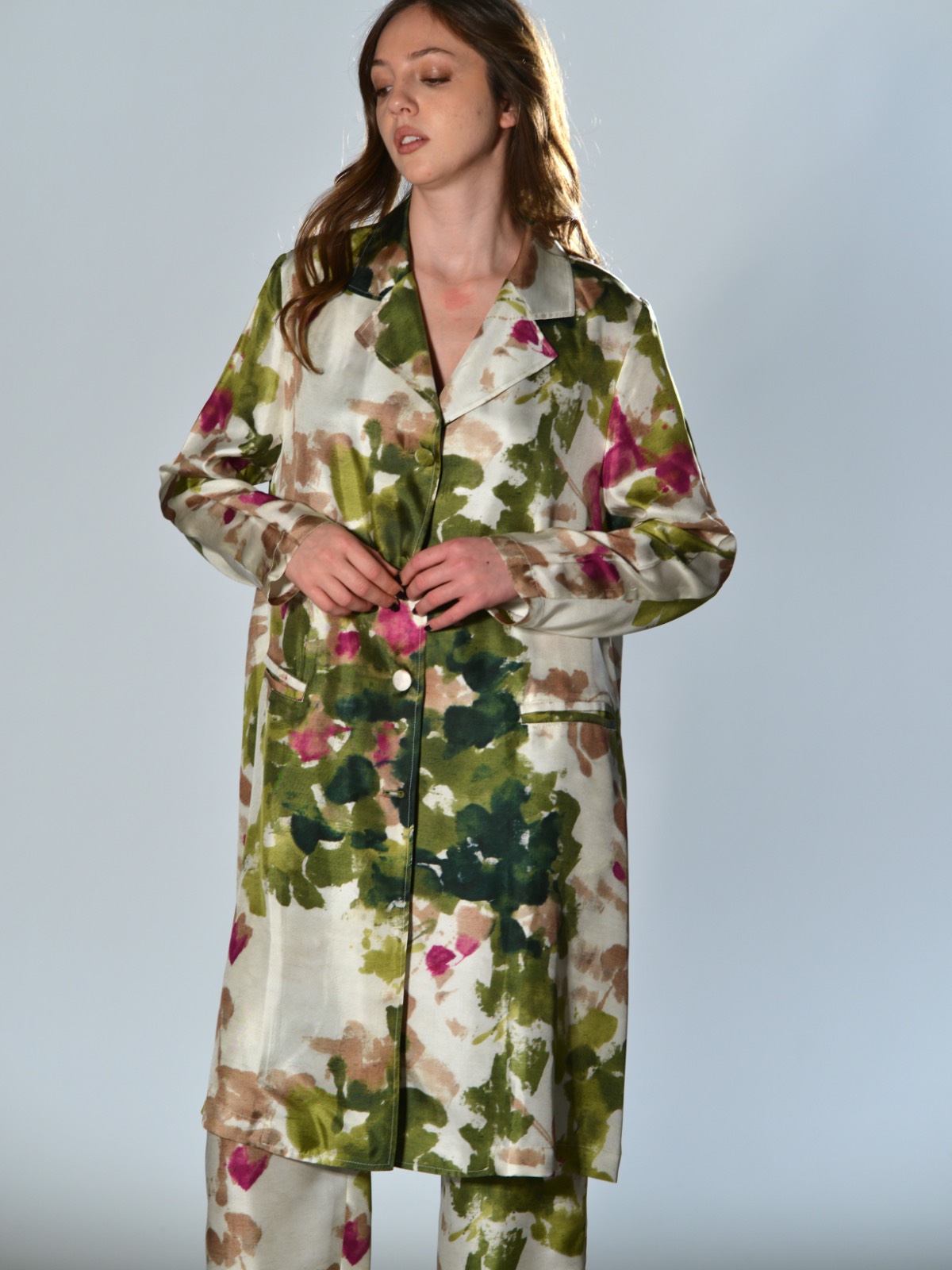 Spolverino oversize multicolor F Cashmere in seta stampata verde e rosa su fondo écru