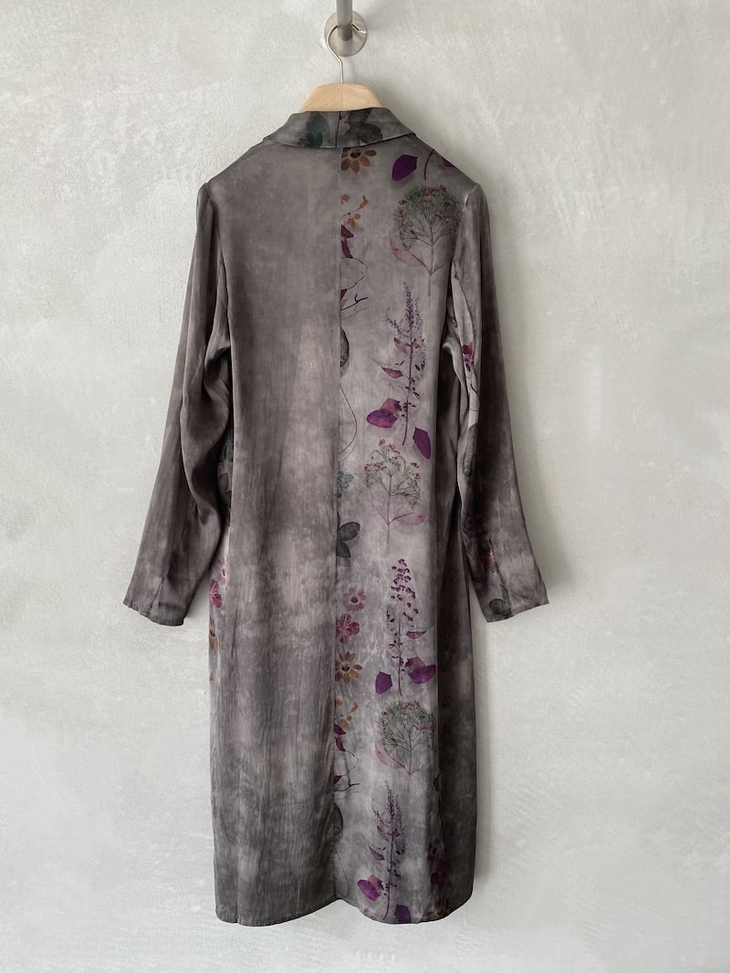 Spolverino lungo in raso di seta stampata floreale spruzzata a mano colore fango – Avant Toi