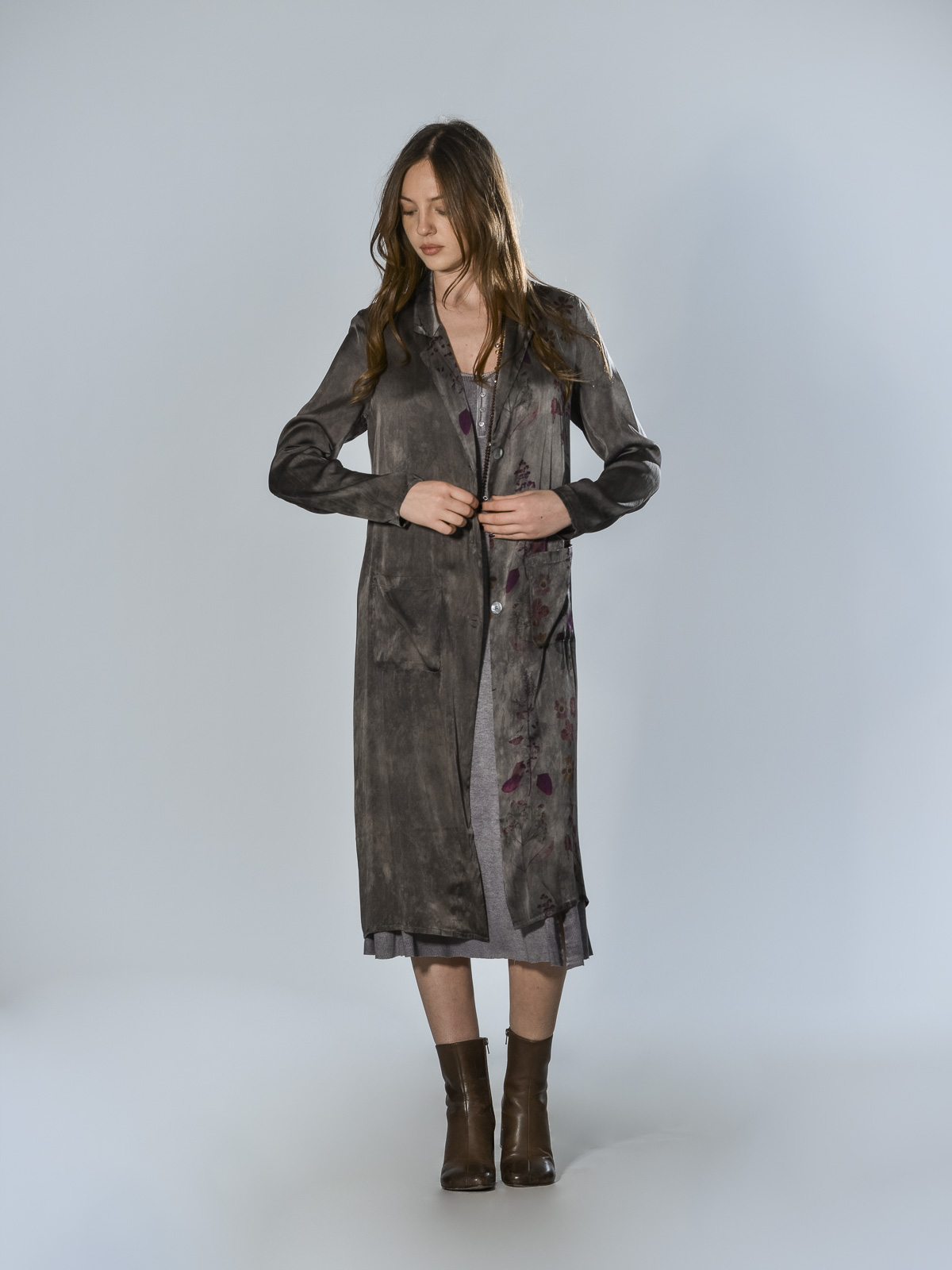 Spolverino lungo in raso di seta stampata con motivo floreale spruzzato a mano con aerografo, colore fango – Avant Toi