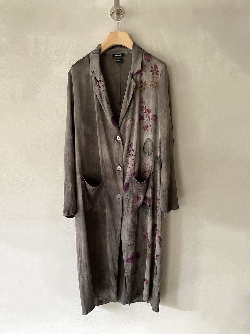 Spolverino lungo in raso di seta stampata con motivo floreale spruzzato a mano con aerografo, colore fango – Avant Toi