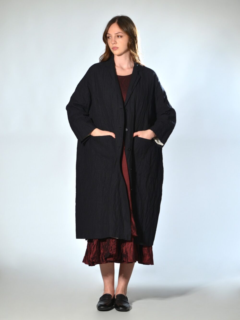 Spolverino oversize nero in misto cotone e lino con fibra metallica, colletto a rever e chiusura con bottoni, vestibilità oversize Apuntob