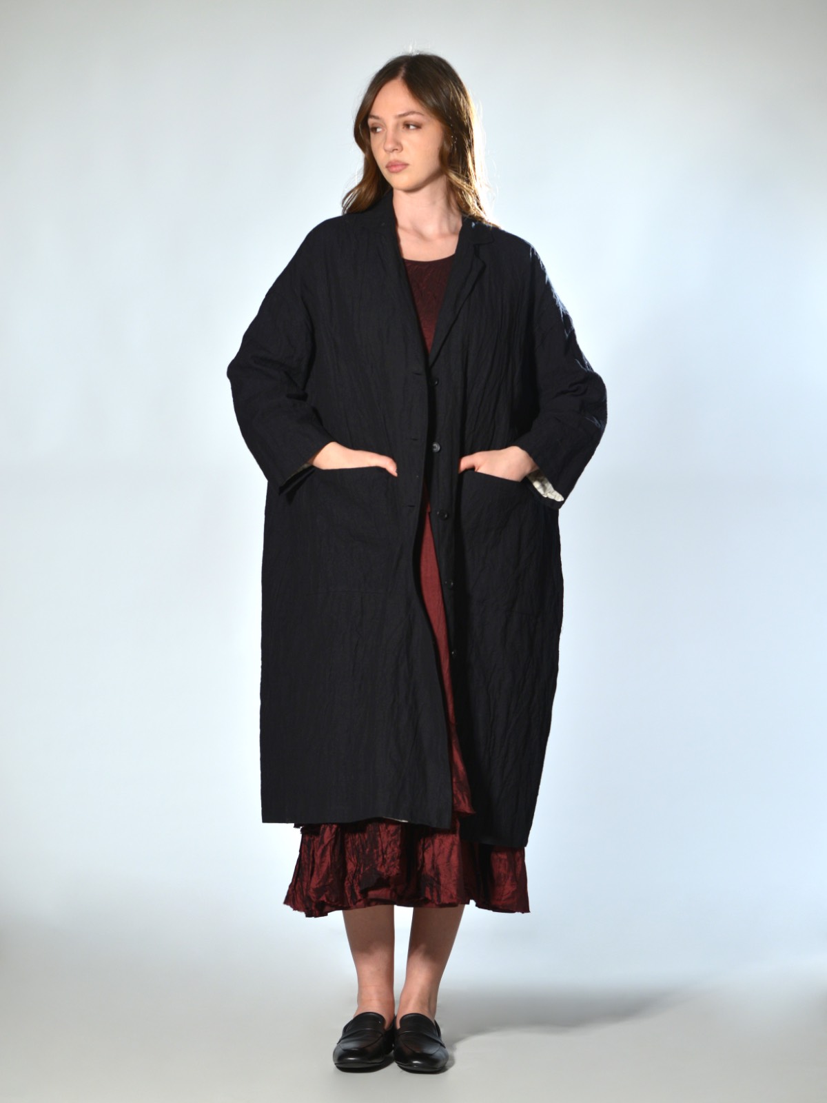 Spolverino oversize nero in misto cotone e lino con fibra metallica, colletto a rever e chiusura con bottoni, vestibilità oversize Apuntob