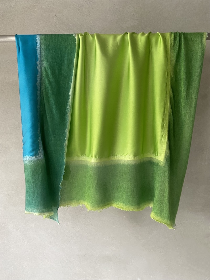 Stola quadrata in doppio raso di seta double face con bordo in maglia di cashmere e seta, colore giallo fluò e turchese – Avant Toi