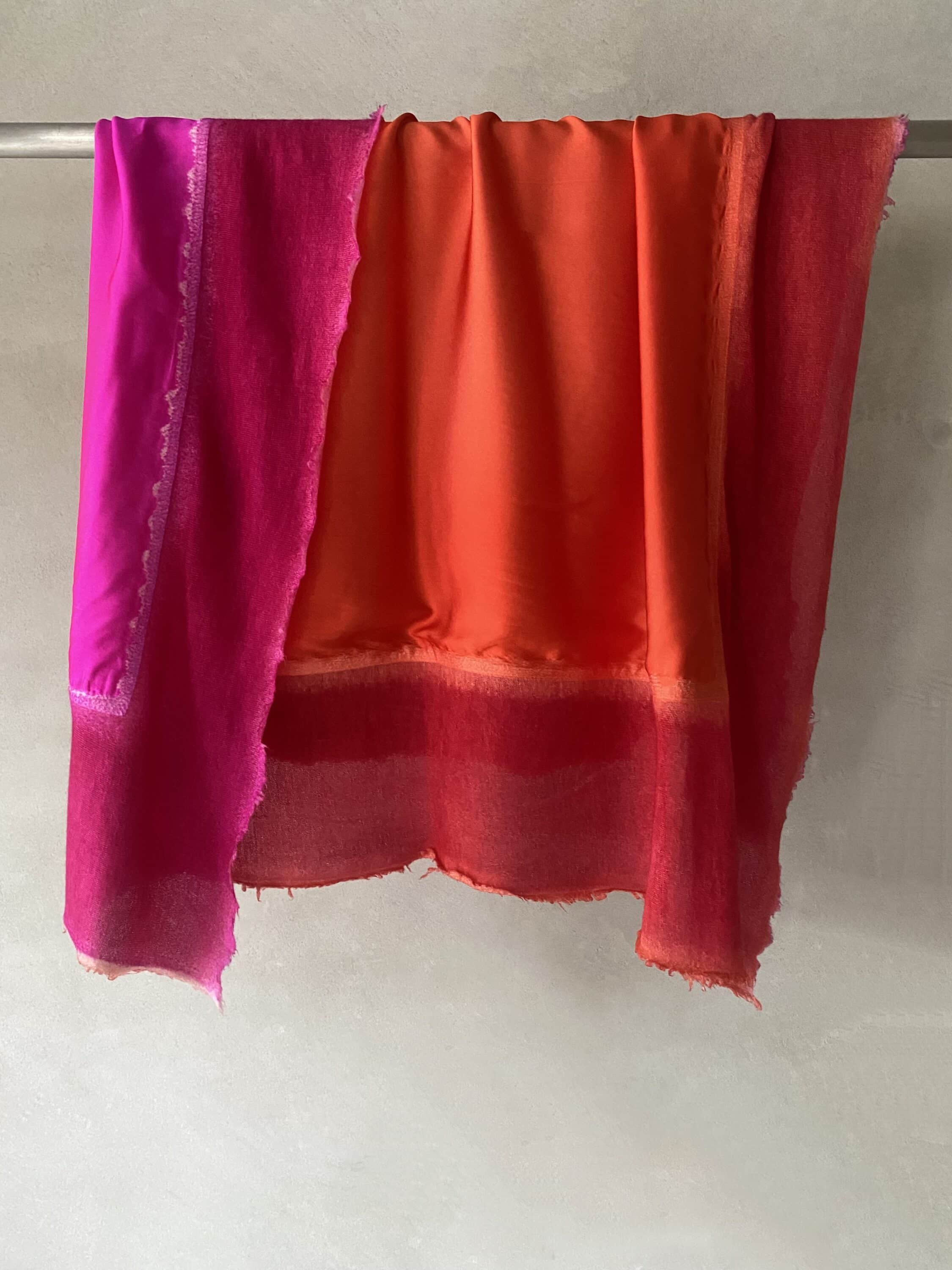 Stola quadrata in doppio raso di seta double face con bordo in maglia di cashmere e seta, colore rosa fluò e arancio – Avant Toi