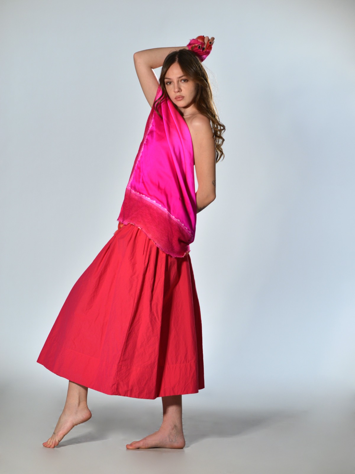 Stola quadrata in doppio raso di seta double face con bordo in maglia di cashmere e seta, colore rosa fluò e arancio – Avant Toi