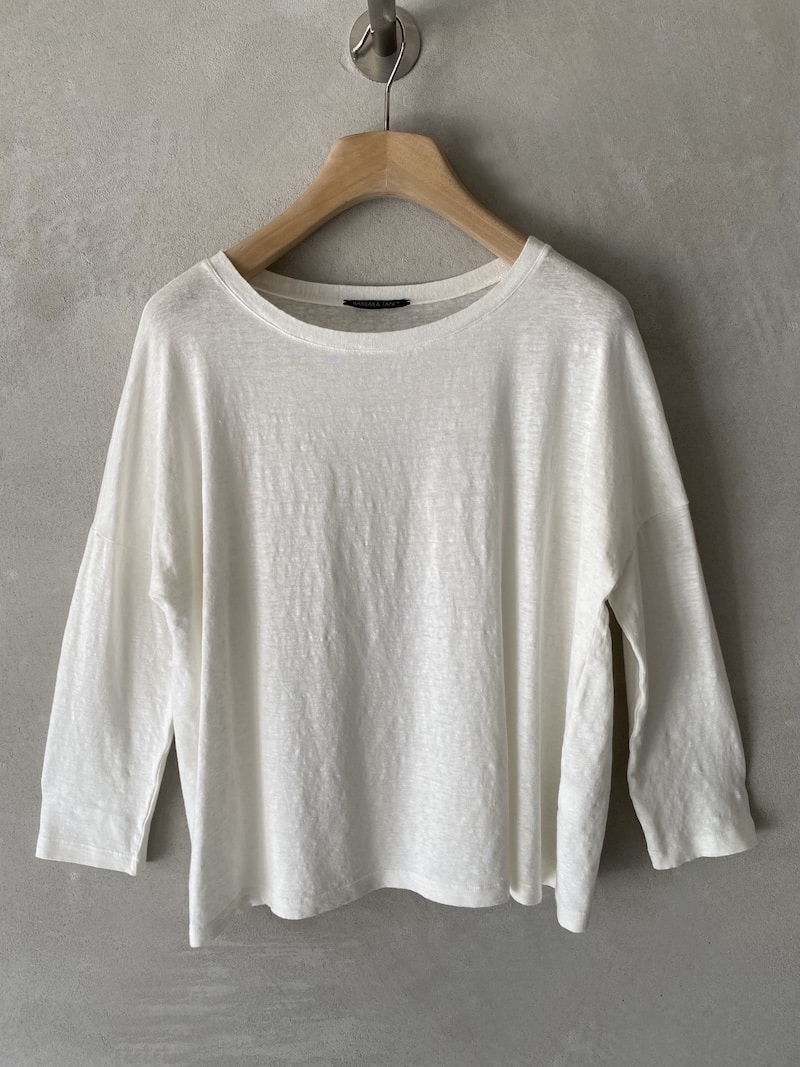 T-shirt boxy in jersey di lino elasticizzato con scollo tondo ampio e sceso, spalla calata e manica lunga al polso con linea aderente, colore bianco latte – Barbara Tani