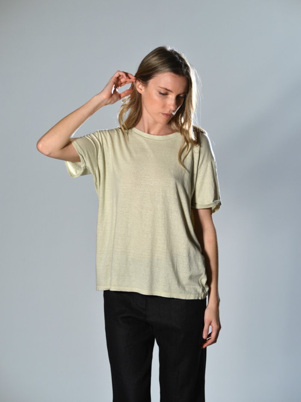 T-shirt oversize con scollo tondo, spalla leggermente calata e manica corta con risvolto, colore beige chiaro – Barbara Tani