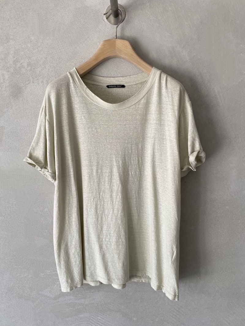 T-shirt oversize con scollo tondo, spalla leggermente calata e manica corta con risvolto, colore beige chiaro – Barbara Tani