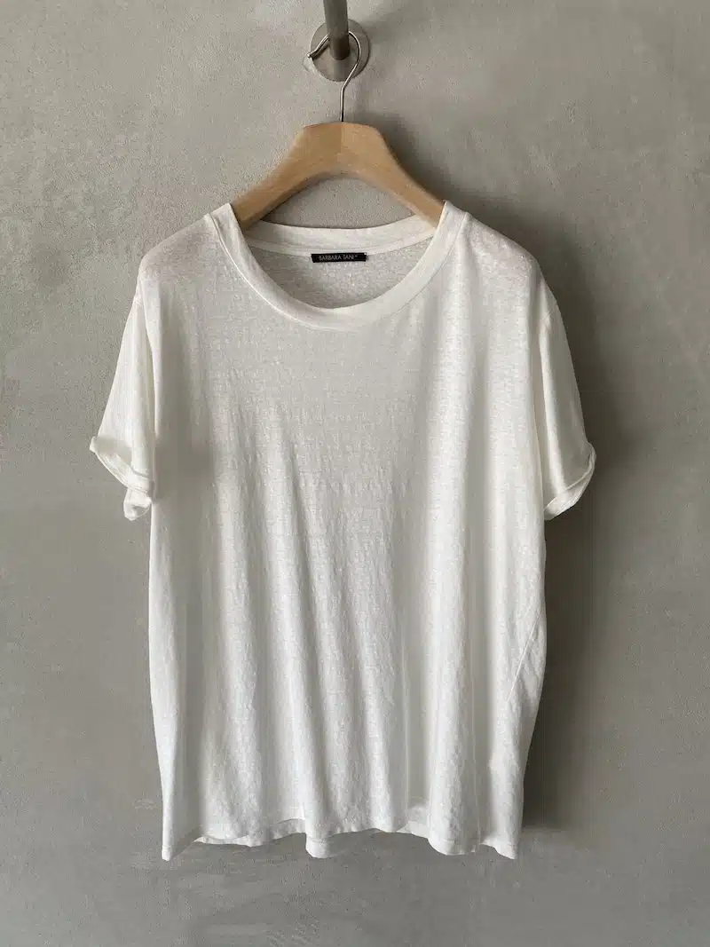 T-shirt oversize con scollo tondo e manica corta con risvolto bianco – Barbara Tani