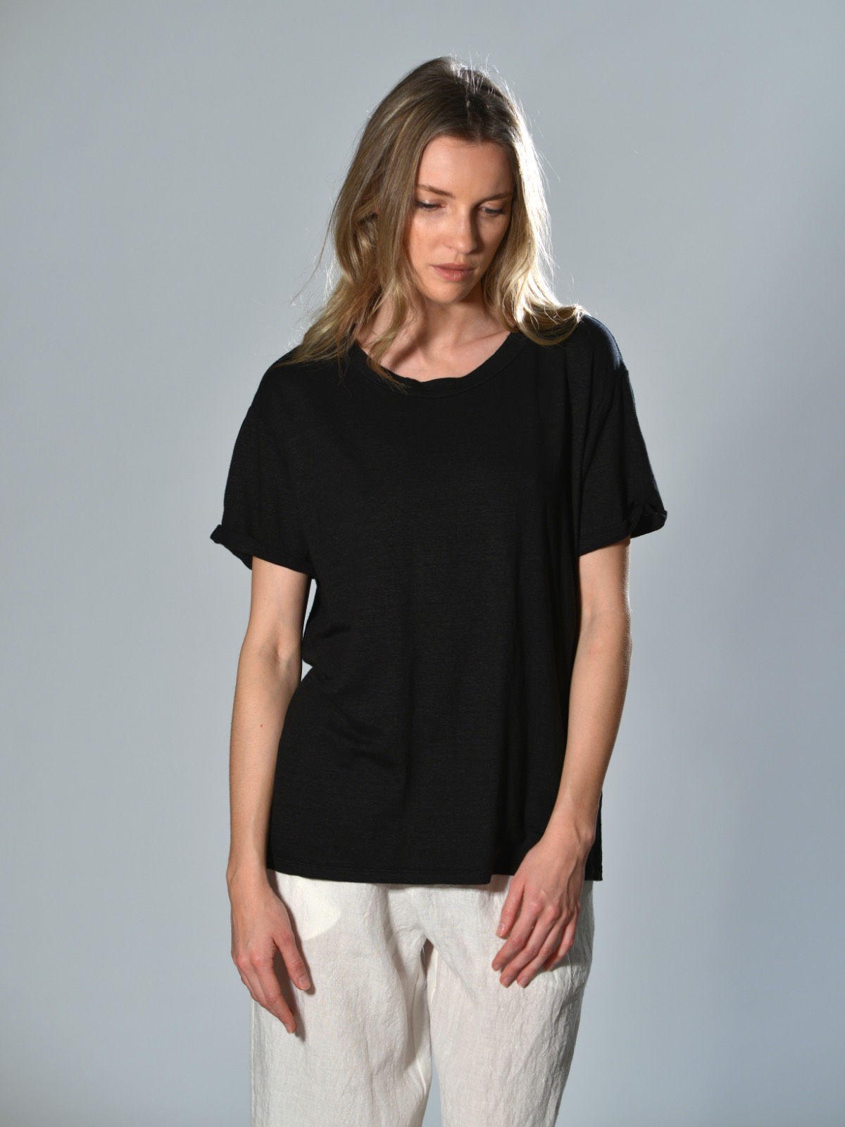 T-shirt oversize con scollo tondo e manica corta con risvolto nero – Barbara Tani