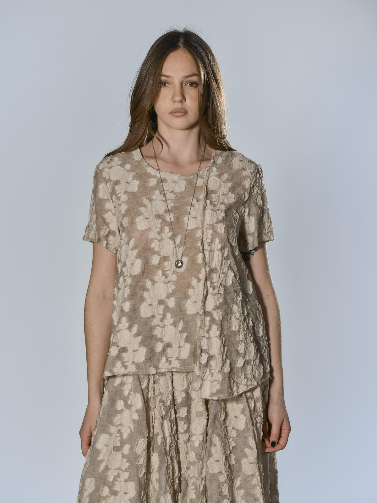 Top in cotone devoré beige con motivo floreale tono su tono e orlo asimmetrico SERIE NUMERICA