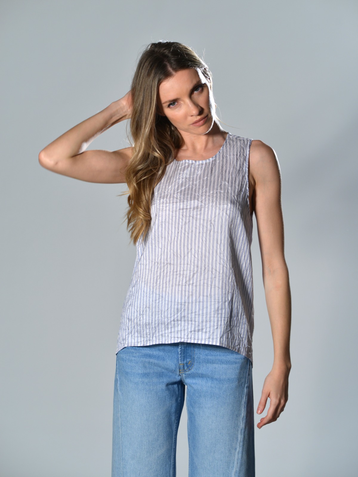 Top bianco a righe celesti senza maniche in seta leggera con superficie leggermente stropicciata, girocollo sceso e linea morbida Christian Peau