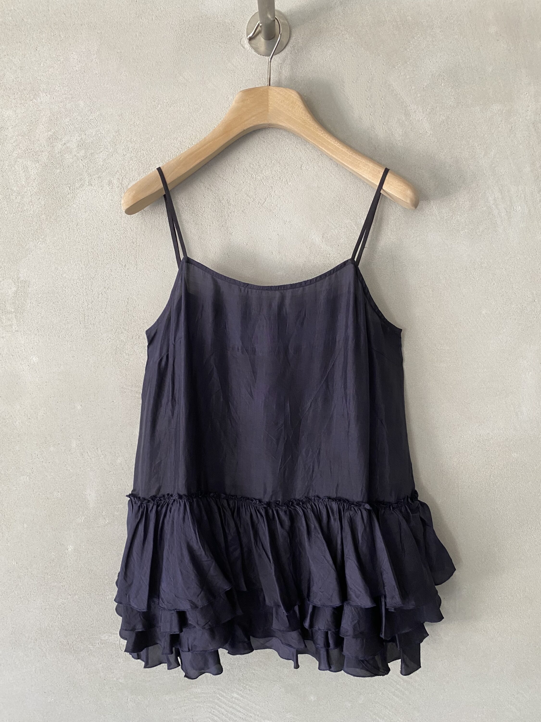 Top blu in seta con balza arricciata a più strati Maku 5 Top blu in seta con scollo dritto e spalline regolabili, linea ampia con balza arricciata a più strati Maku