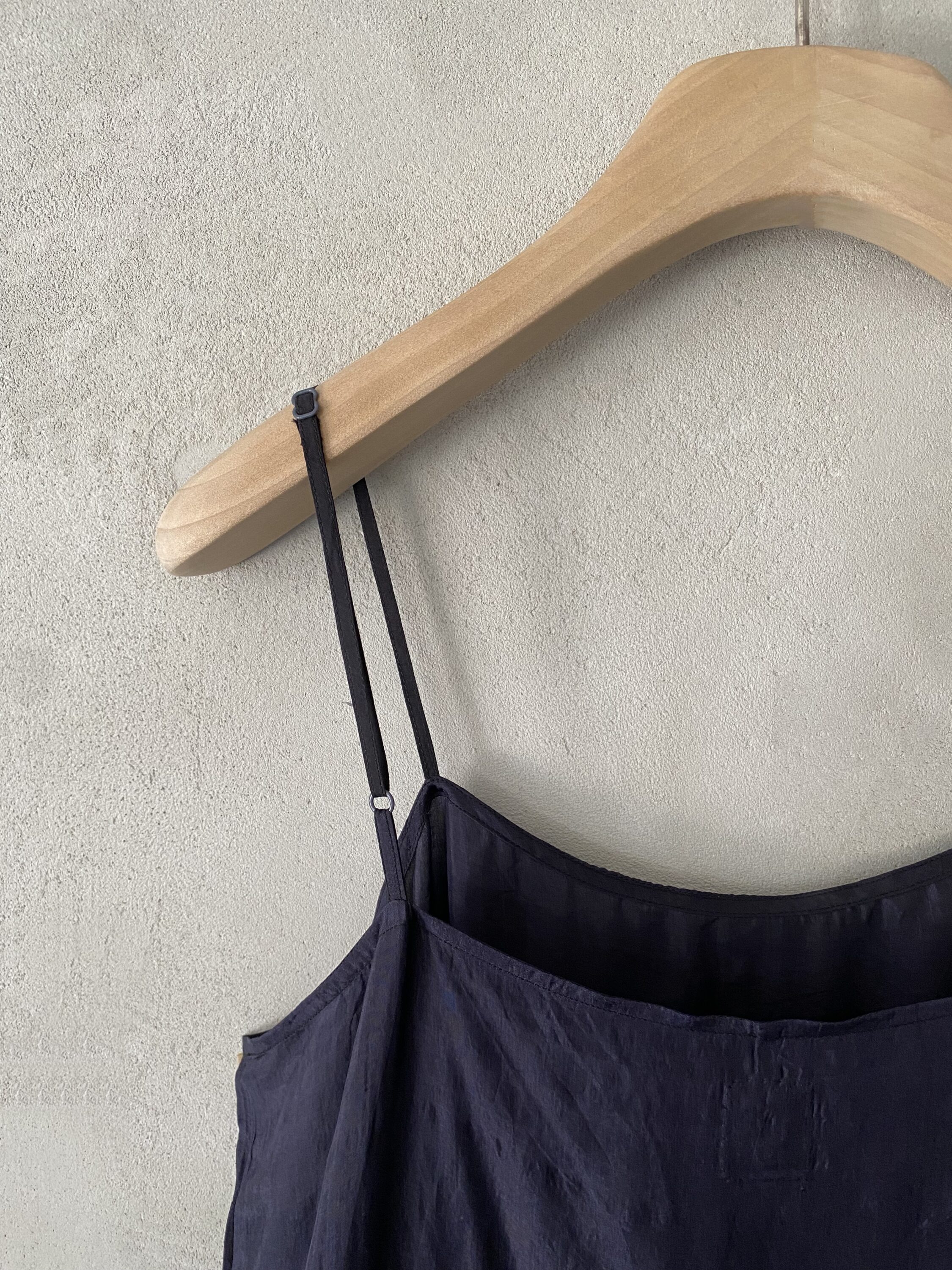 Top blu in seta con balza arricciata a più strati Maku 6