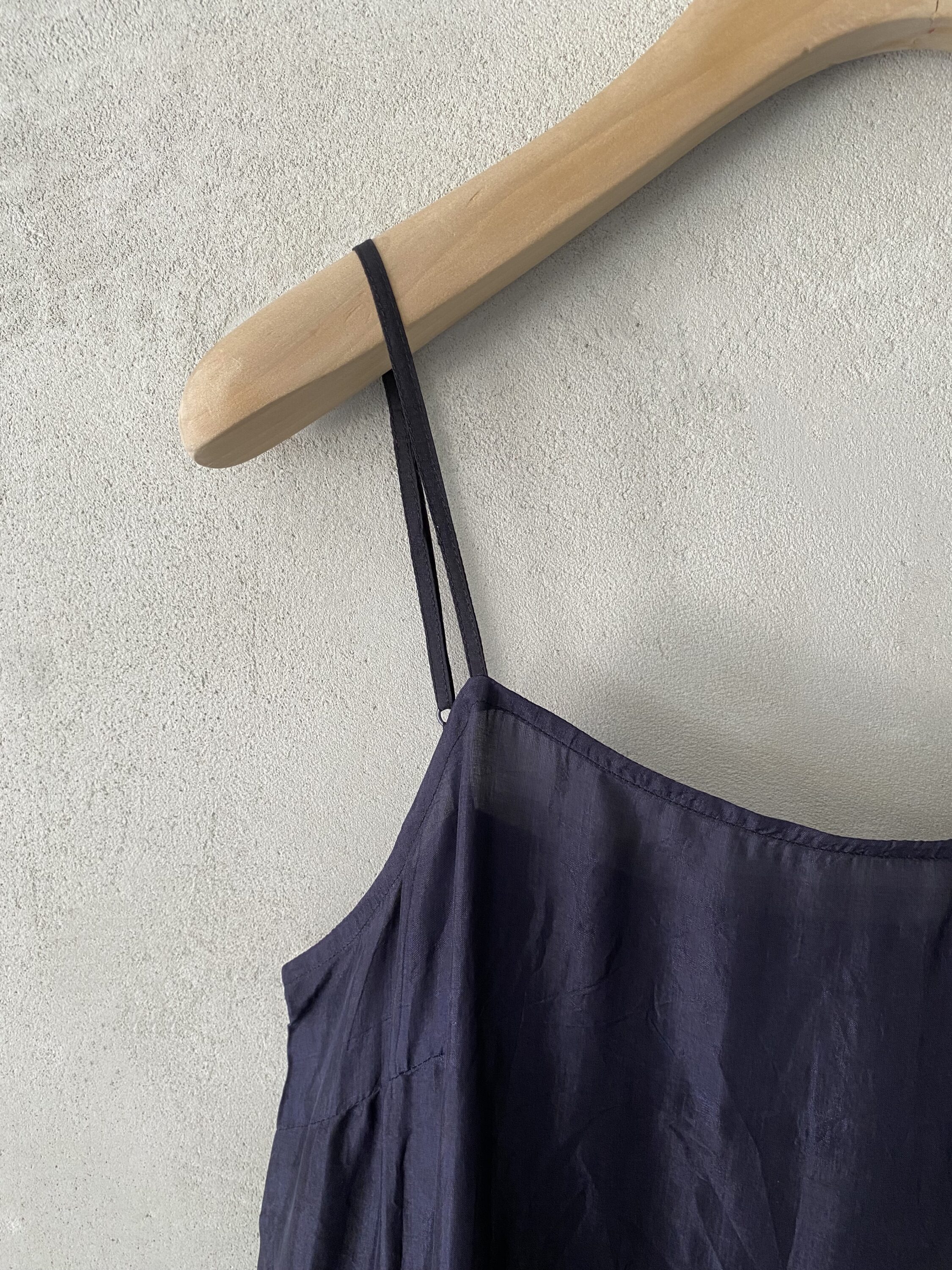 Top blu in seta con balza arricciata a più strati Maku 7