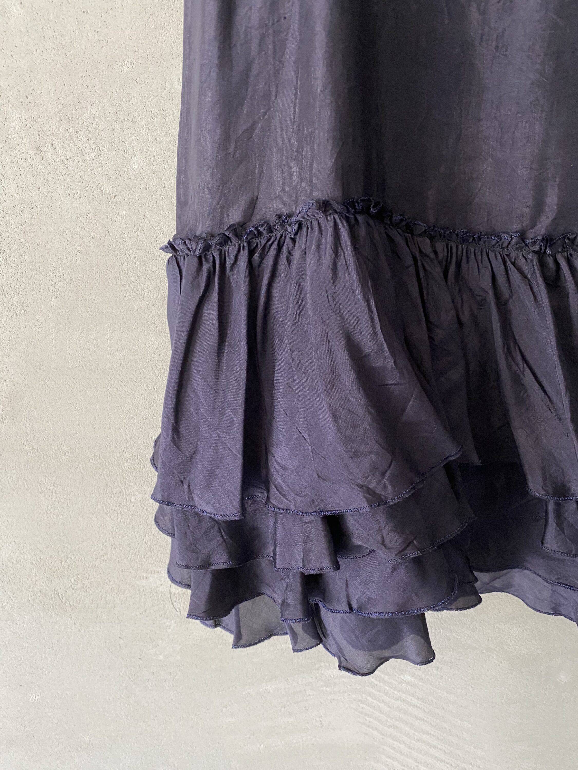 Top blu in seta con balza arricciata a più strati Maku 8