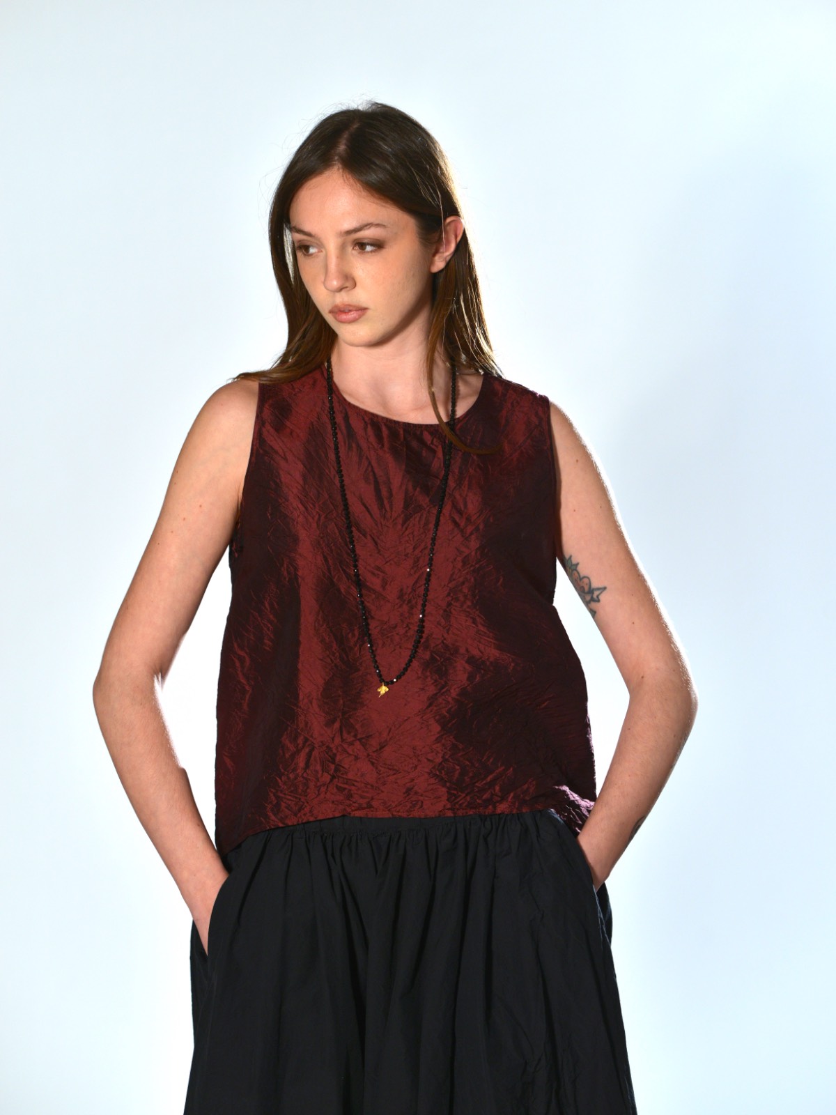 Top bordeaux senza maniche in seta leggera con superficie leggermente stropicciata, girocollo sceso e linea morbida Christian Peau