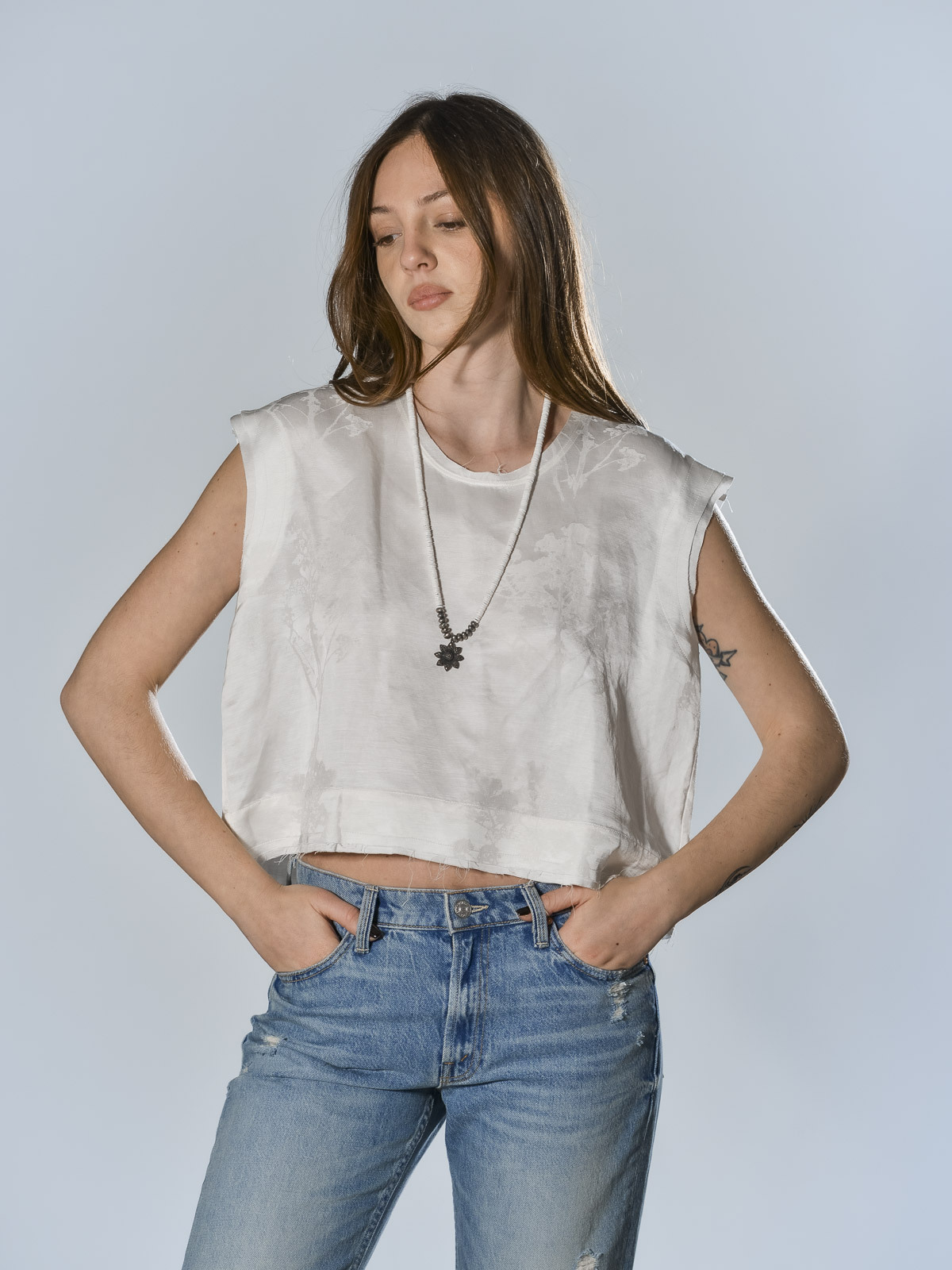 Top corto jacquard damascato bianco con motivo botanico e zip a vista sul retro SERIE NUMERICA