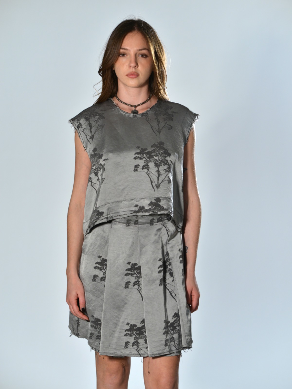 Top corto jacquard damascato grigio con motivo botanico e zip a vista sul retro SERIE NUMERICA