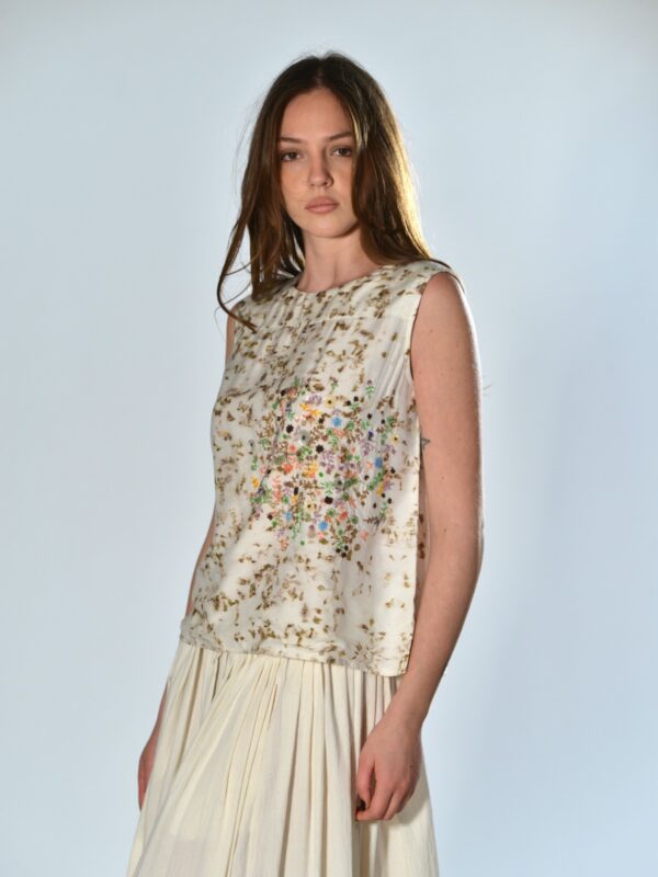 Top senza maniche in seta e bambù ecru con ricamo floreale multicolore e paillettes – AO DRESS