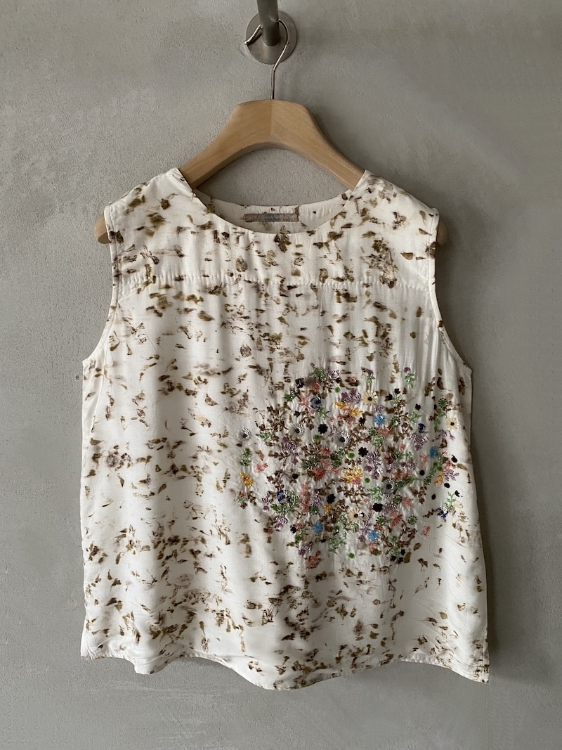 Top senza maniche in seta e bambù ecru con ricamo floreale multicolore e paillettes – AO DRESS