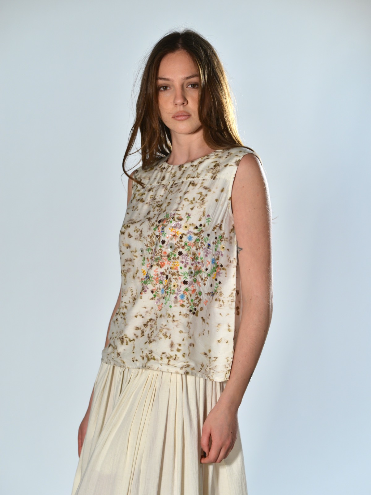 Top senza maniche in seta e bambù ecru con ricamo floreale multicolore e paillettes – AO DRESS