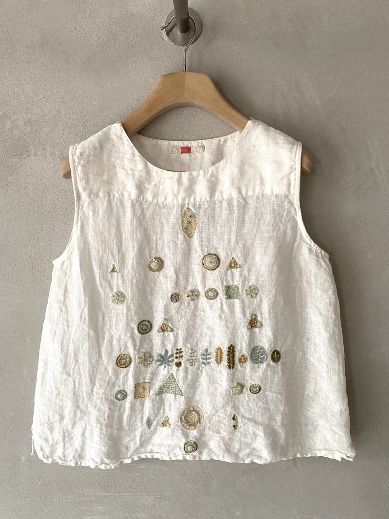 Top senza maniche in lino bianco con ricami a mano e microperline decorative – AO DRESS