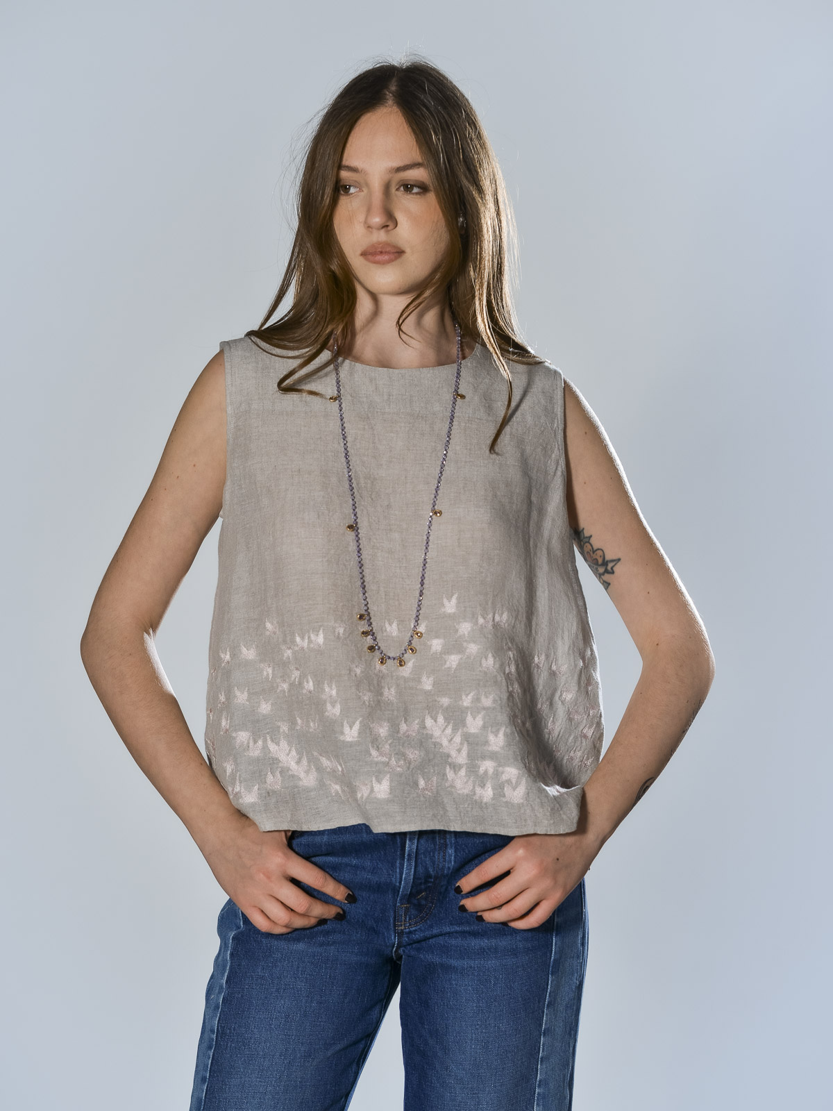 Top senza maniche in lino grigio perla con ricami floreali rosa su fondo e linea svasata – AO DRESS