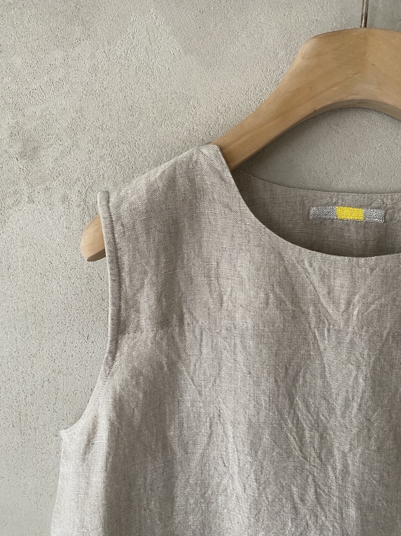 Top in lino grigio perla con ricamo floreale rosa – AO DRESS 2