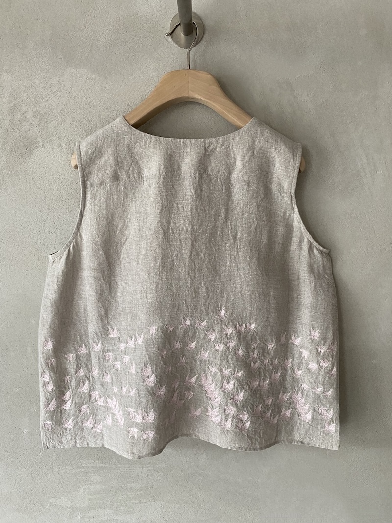 Top in lino grigio perla con ricamo floreale rosa – AO DRESS 3