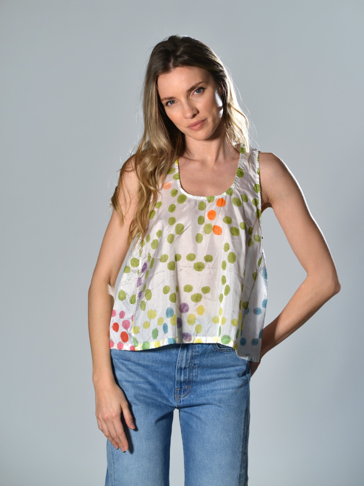 Top in seta senza maniche con pois multicolore stampato a mano e scollo tondo - INJIRI