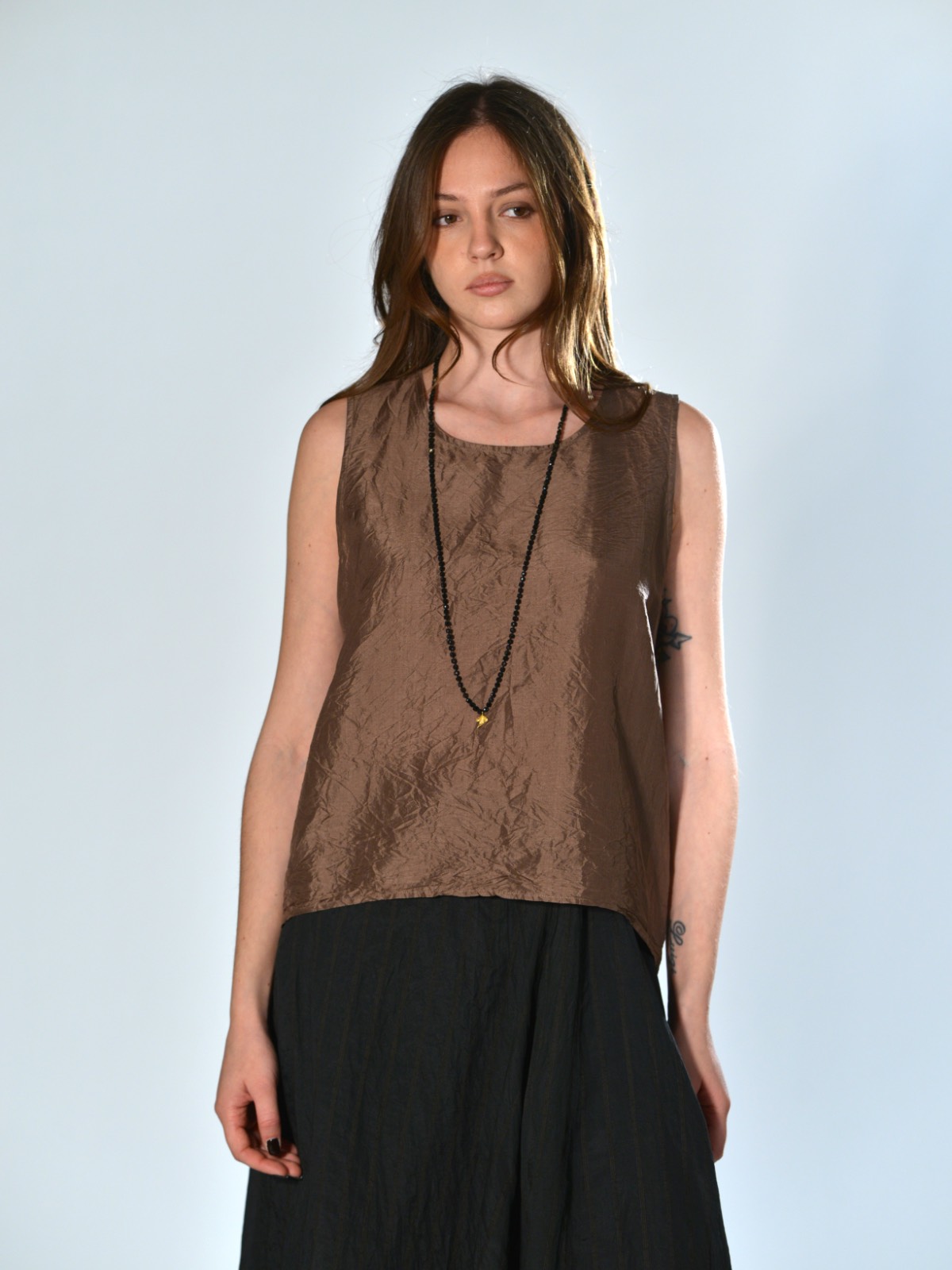 Top marrone chiaro senza maniche in seta leggera con superficie leggermente stropicciata, girocollo sceso e linea morbida Christian Peau