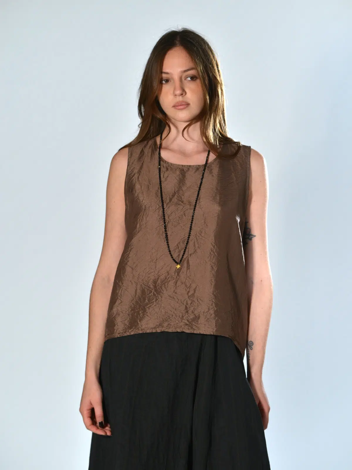 Top marrone chiaro senza maniche in seta leggera con superficie leggermente stropicciata, girocollo sceso e linea morbida Christian Peau