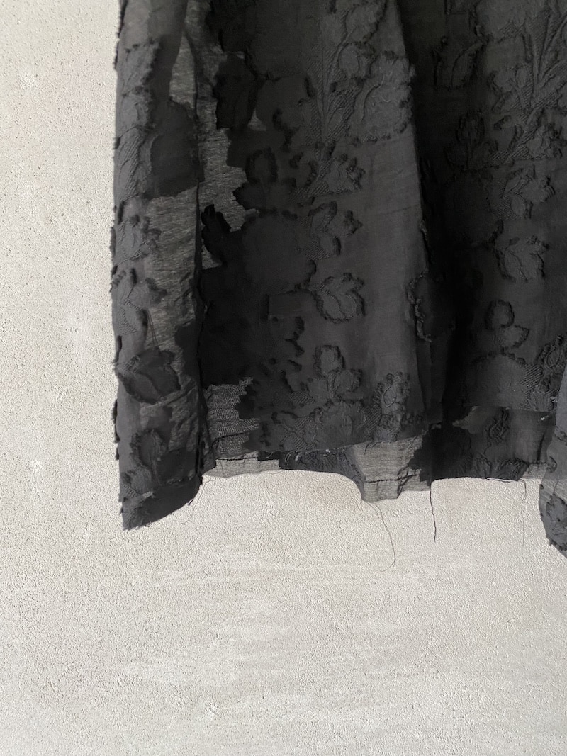 Top nero in cotone devoré floreale con orlo asimmetrico SERIE NUMERICA 1