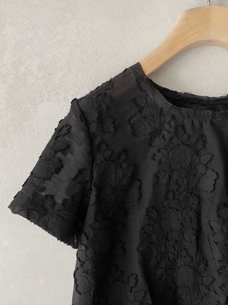 Top nero in cotone devoré floreale con orlo asimmetrico SERIE NUMERICA 2