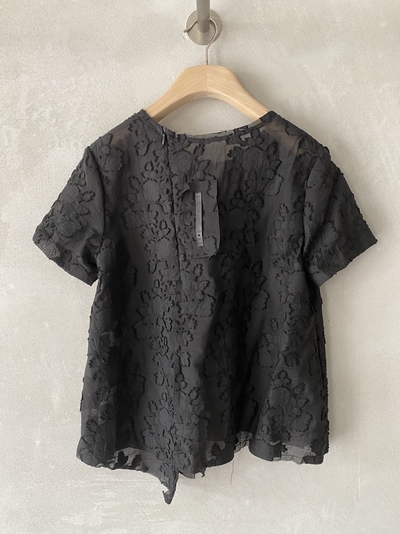 Top nero in cotone devoré floreale con orlo asimmetrico SERIE NUMERICA 3