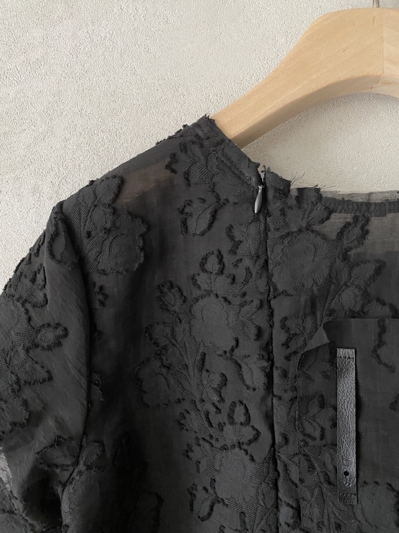 Top nero in cotone devoré floreale con orlo asimmetrico SERIE NUMERICA 4