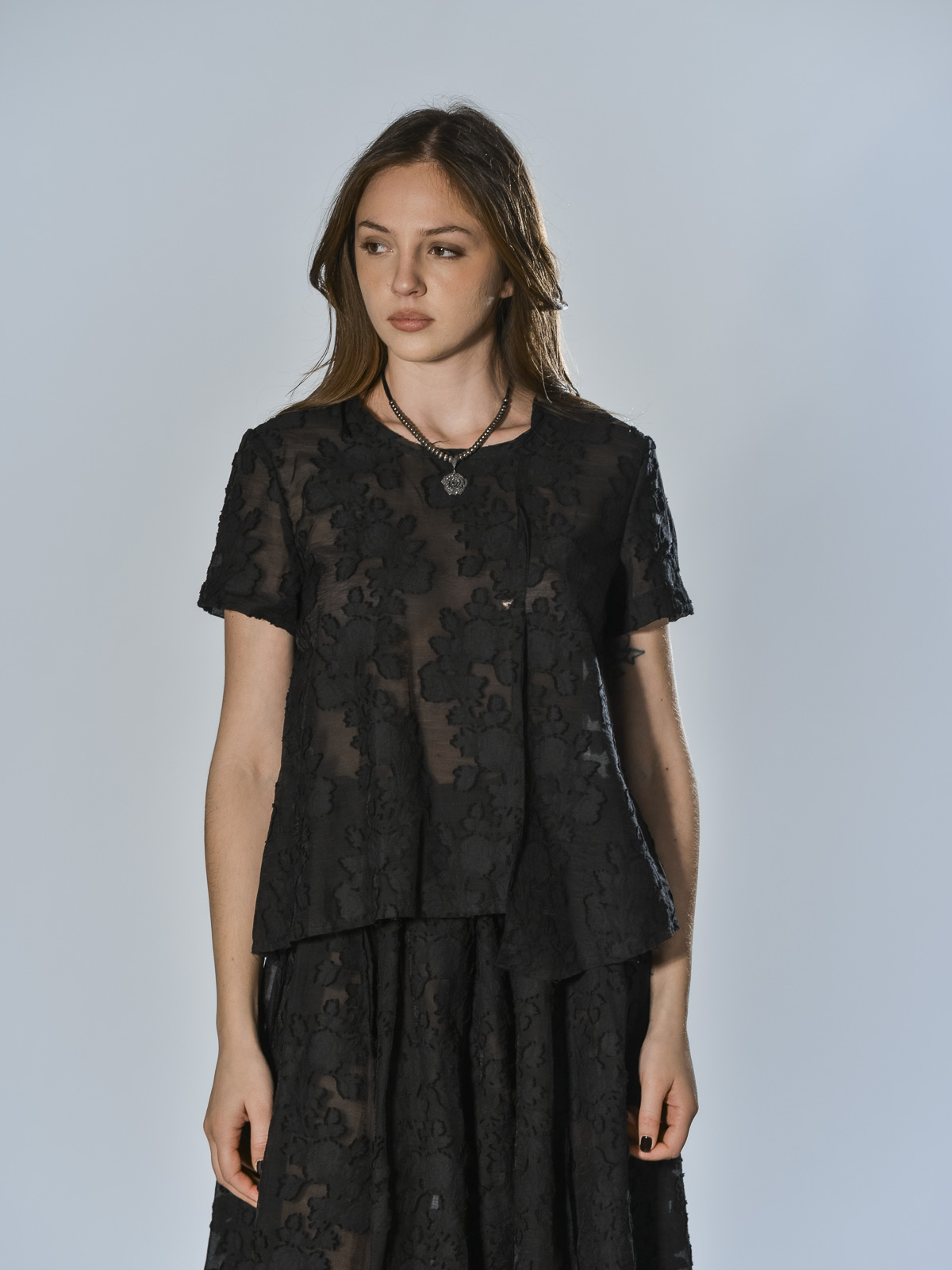 Top in cotone devoré nero con motivo floreale tono su tono e orlo asimmetrico SERIE NUMERICA