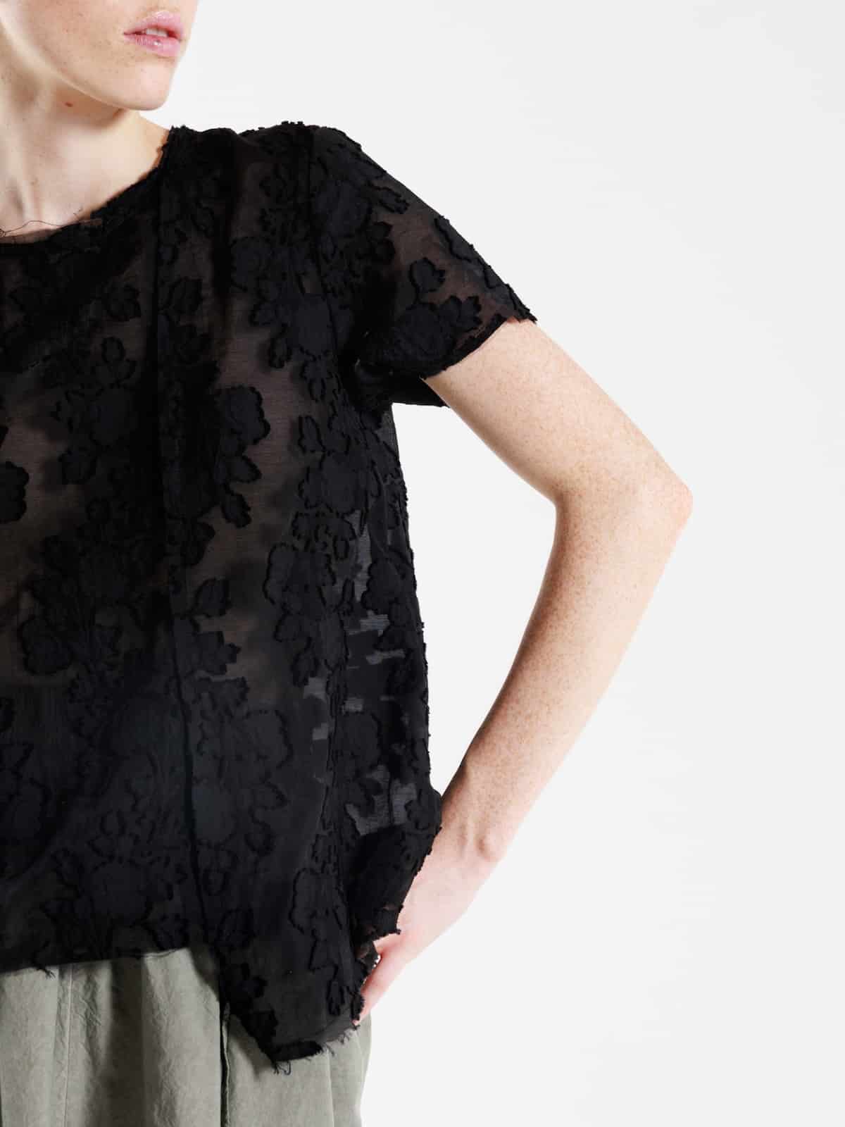 Top in cotone devoré nero con motivo floreale tono su tono e orlo asimmetrico SERIE NUMERICA