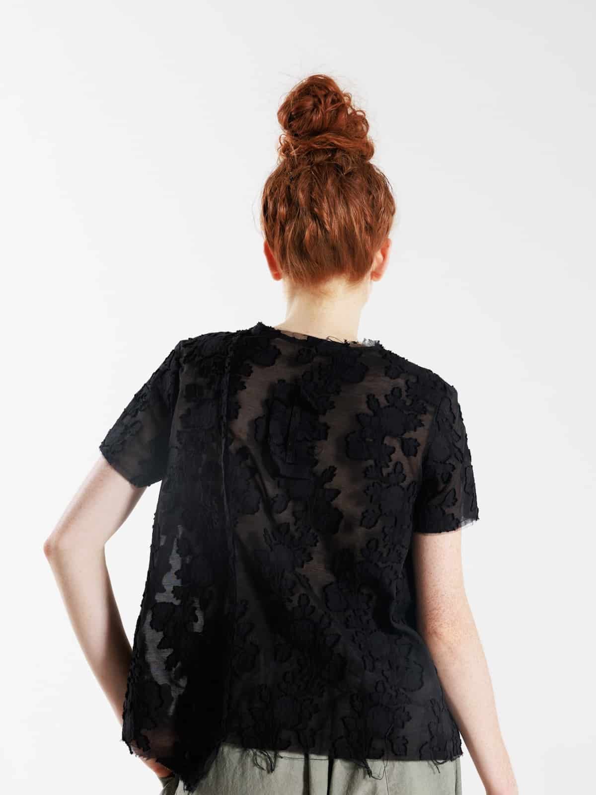 Top nero in cotone devoré floreale con orlo asimmetrico SERIE NUMERICA 8