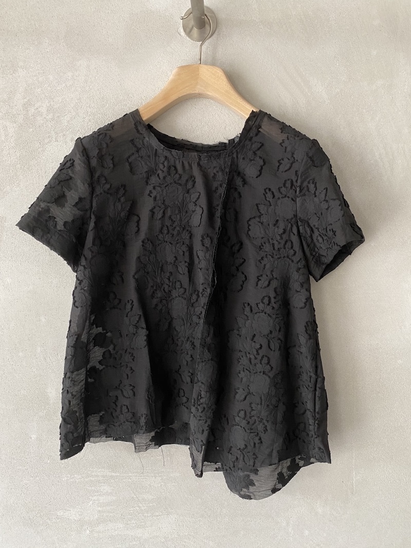 Top in cotone devoré nero con motivo floreale tono su tono e orlo asimmetrico SERIE NUMERICA