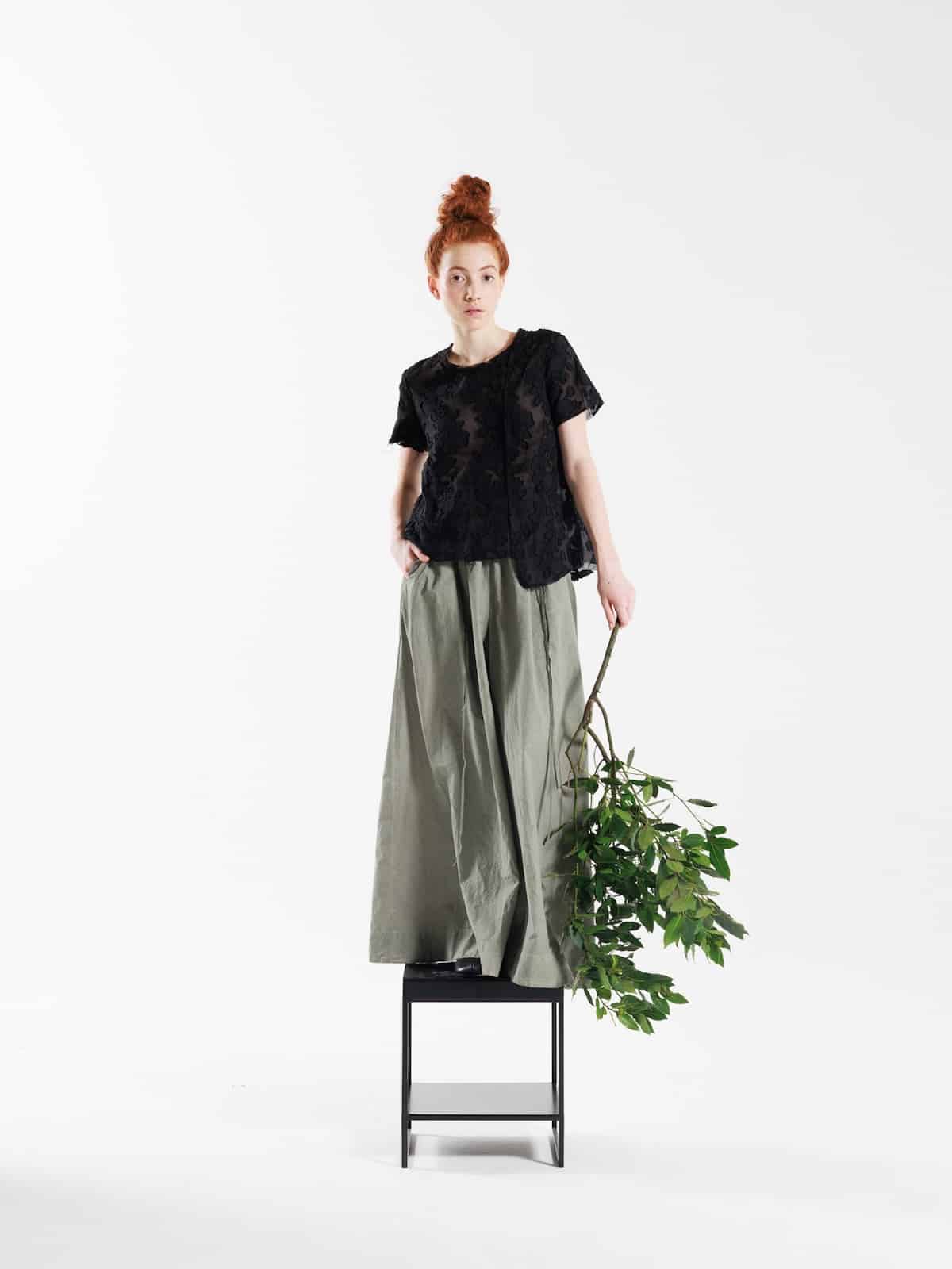 Top nero in cotone devoré floreale con orlo asimmetrico SERIE NUMERICA