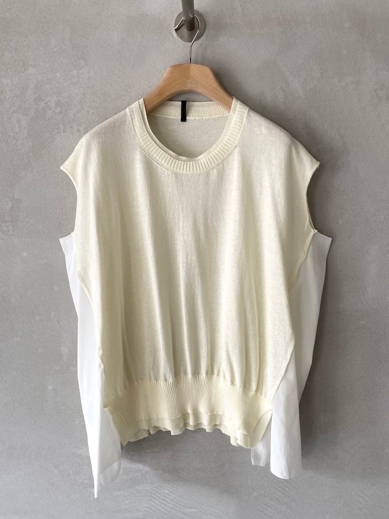 Top oversize senza maniche in maglia di cotone bianco con inserti laterali in seta e orlo asimmetrico SERIE NUMERICA