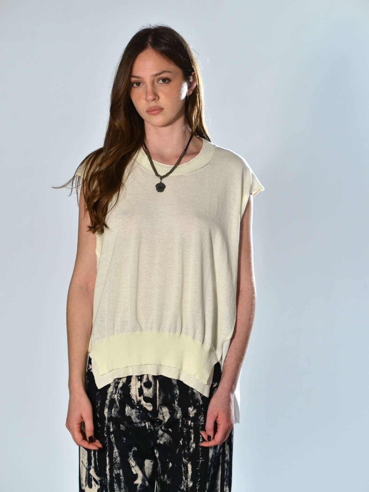 Top oversize senza maniche in maglia di cotone bianco con inserti laterali in seta e orlo asimmetrico SERIE NUMERICA