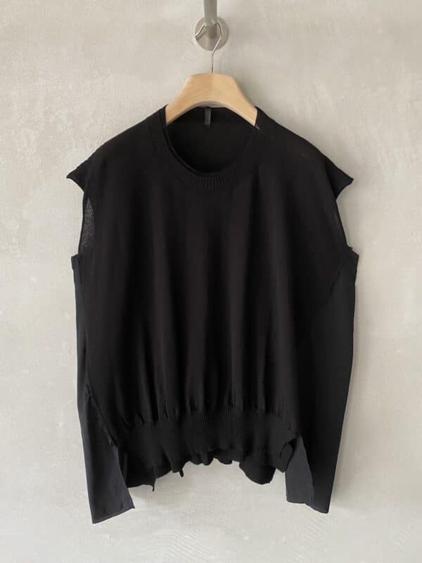 Top oversize senza maniche in maglia di cotone nero con inserti laterali in seta e orlo asimmetrico SERIE NUMERICA