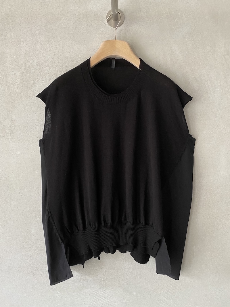 Top oversize senza maniche in maglia di cotone nero con inserti laterali in seta e orlo asimmetrico SERIE NUMERICA