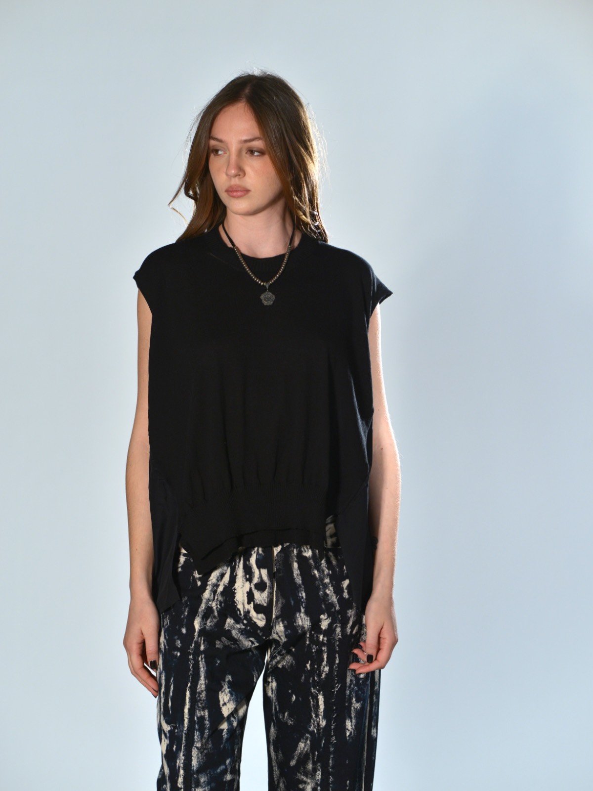 Top oversize senza maniche in maglia di cotone nero con inserti laterali in seta e orlo asimmetrico SERIE NUMERICA