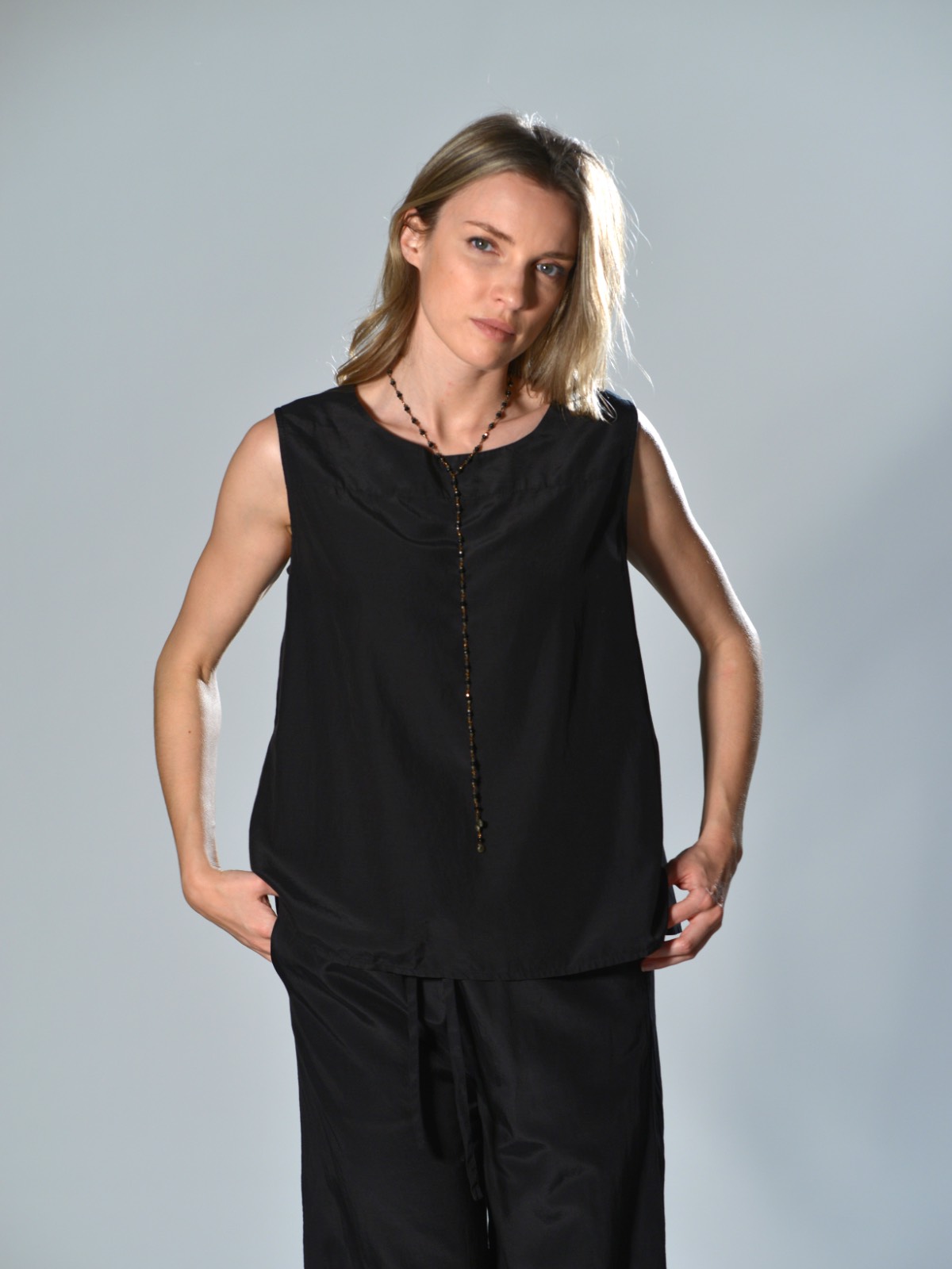 Top senza maniche in seta e cotone con scollo rotondo e linea svasata nero – Barbara Tani