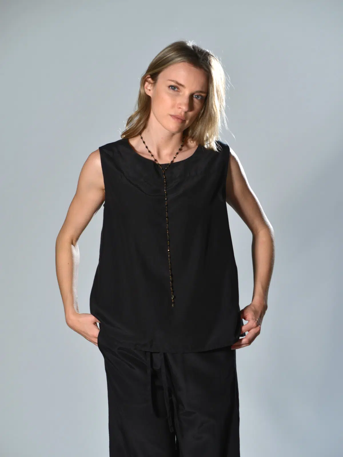 Top senza maniche in seta e cotone con scollo rotondo e linea svasata nero – Barbara Tani